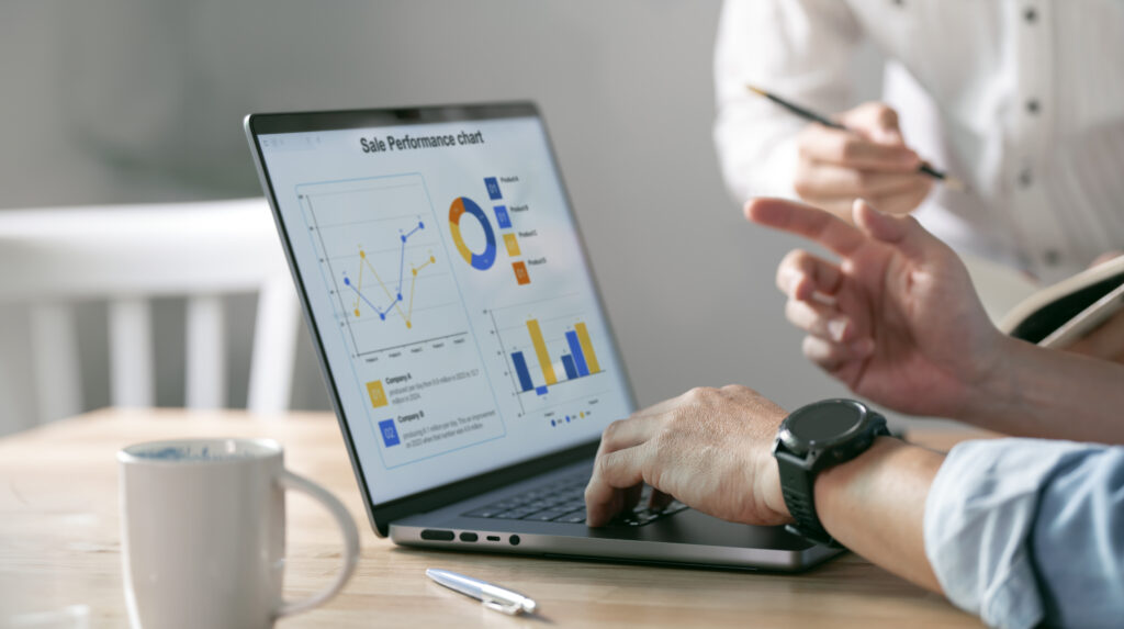หนุ่มออฟฟิศใช้งานเครื่องมือ analytics ในการอ่านข้อมูล หรือ data